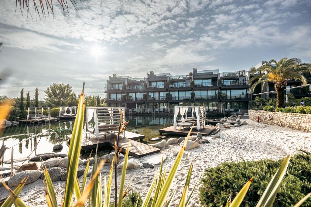 Quellenhof Luxury Resort Lazise is situated in Lazise, 2.8 km from Movie Studios Park - Canevaworld and 5 km from Gardaland.