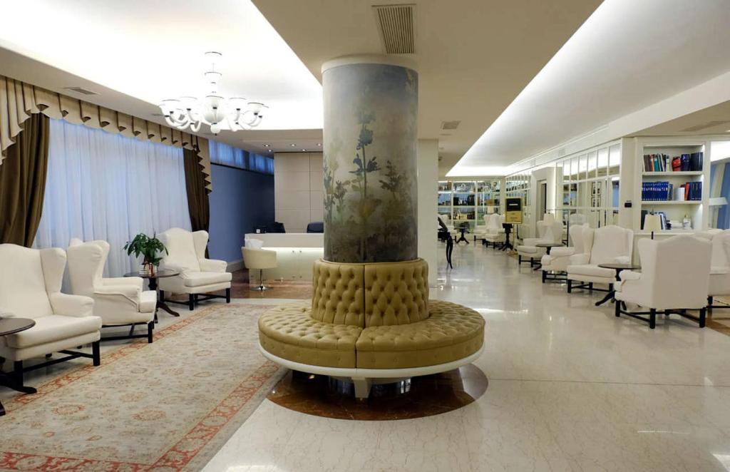 Das 4-Sterne-Hotel Roxy Plaza liegt direkt vor den alten Mauern der mittelalterlichen Stadt Soave. Freuen Sie sich auf elegante und geräumige Zimmer mit Holzböden.