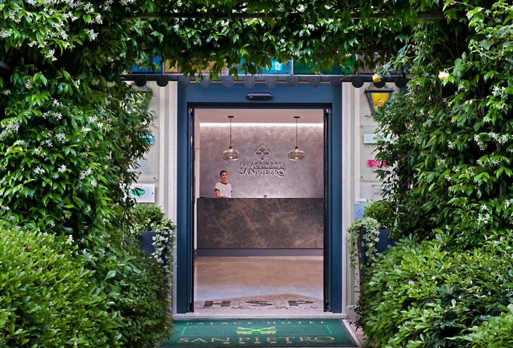 The San Pietro is an elegant hotel with its own gardens and outdoor pool. It is right in the centre of Bardolino.