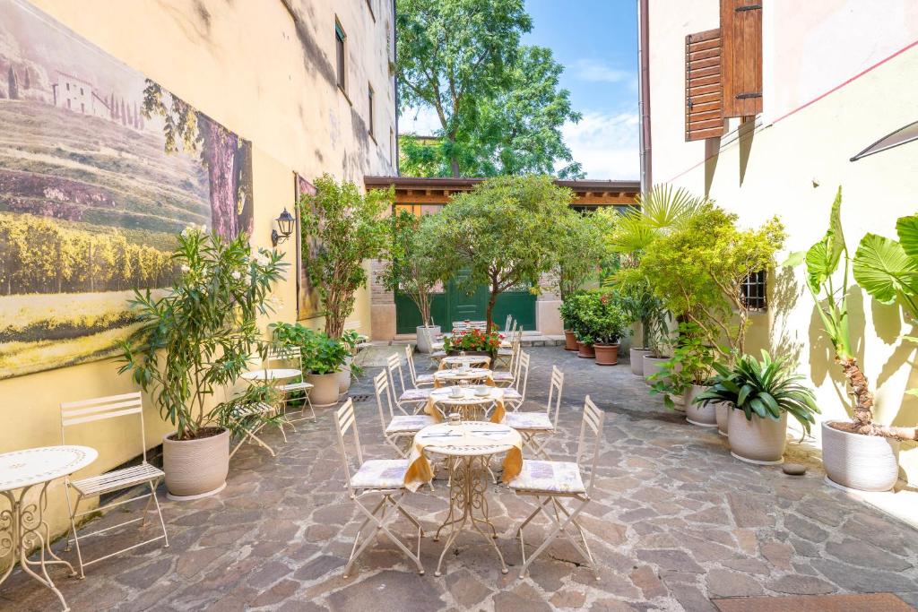 Hotel Scalzi provides beautifully decorated rooms 500 metres from Verona's Arena and the historic centre.