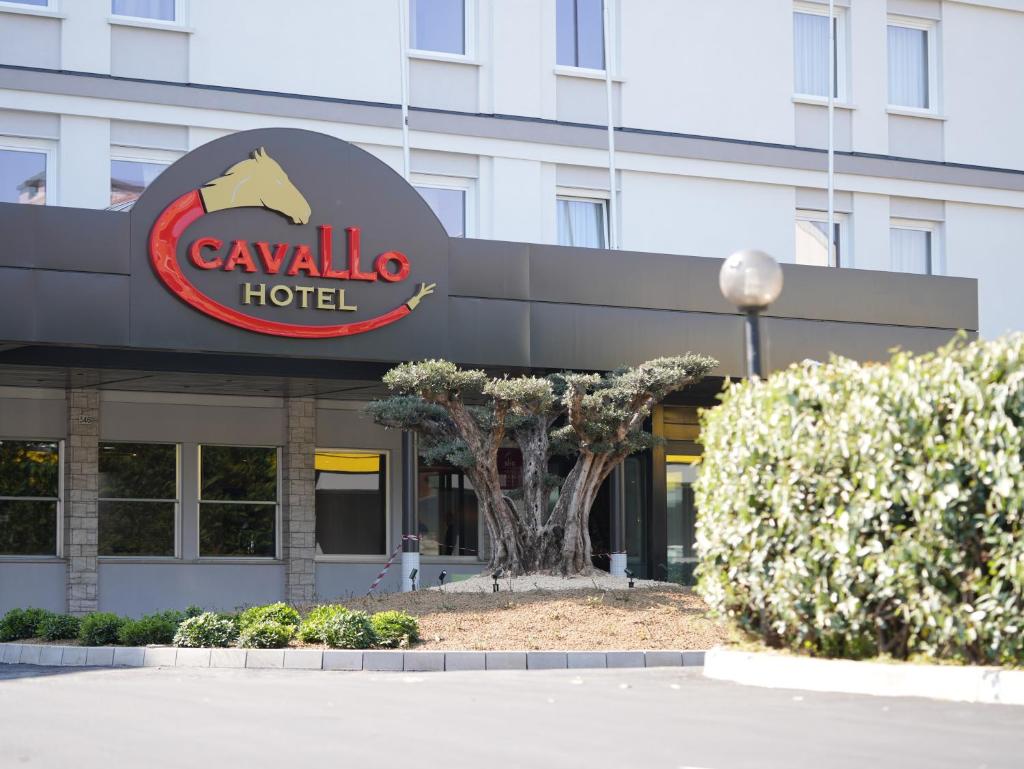 Easily reached from the A4 motorway and the Tangenziale Est, Verona's ring road, Cavallo Hotel Verona Est offers free parking and air-conditioned rooms, 5...