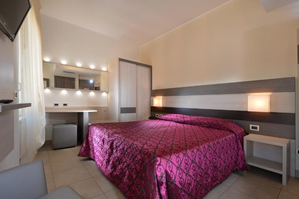 Just a 10-minute walk from Verona Arena and Porta Nuova Station, Hotel Siena offers a convenient central location in Verona.