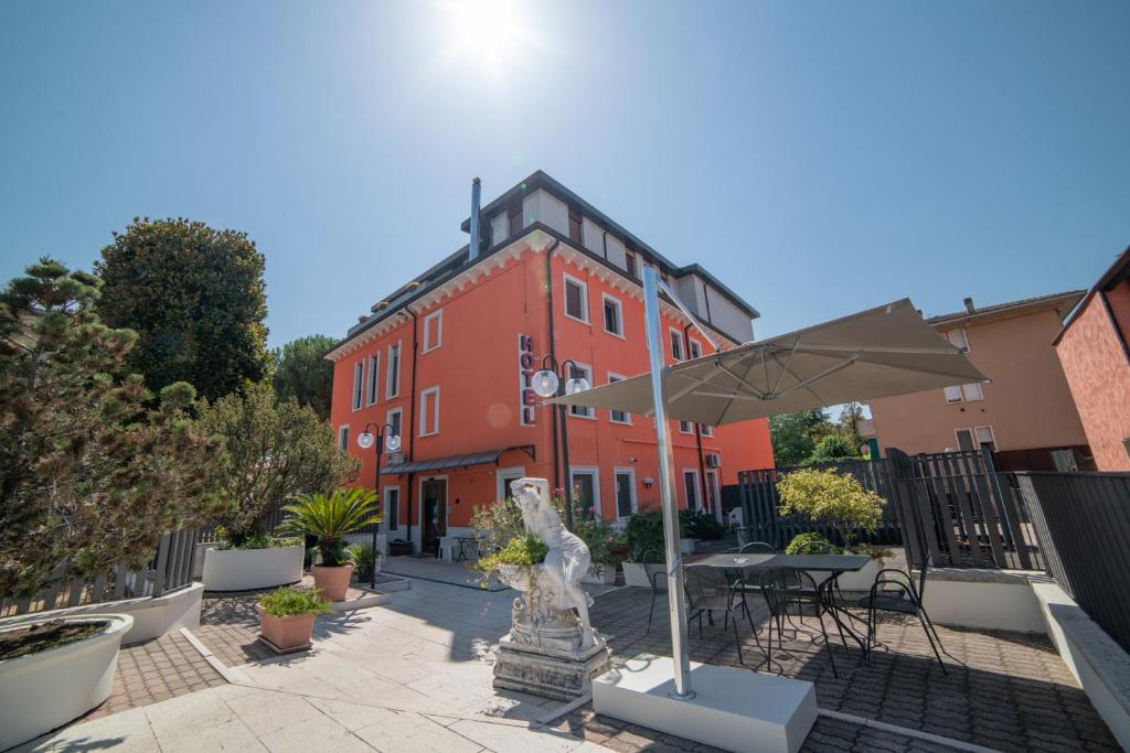 Ideally situated in the Borgo Roma district of Verona, Hotel Siros is located 4.4 km from Verona Arena, 5.1 km from Via Mazzini and 5.