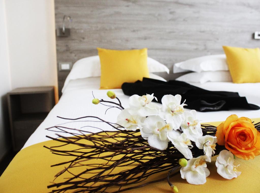 Sole Hotel Verona offers accommodation right by Verona Porta Nuova Train Station, in a strategic yet very tranquil position within the railway complex.