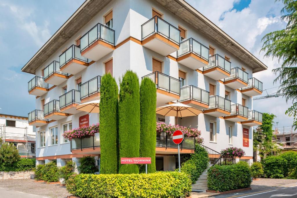 Situato nel centro di Bardolino, a 5 minuti a piedi dalle rive del Lago di Garda, l'Hotel Taormina è ora completamente climatizzato e offre un parcheggio gratuito, camere con...