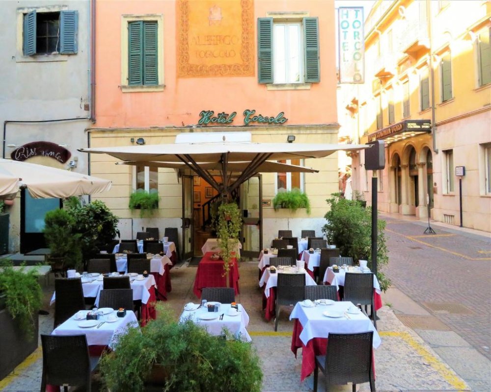 Located just a 5-minute walk from the Verona Arena, Hotel Torcolo 