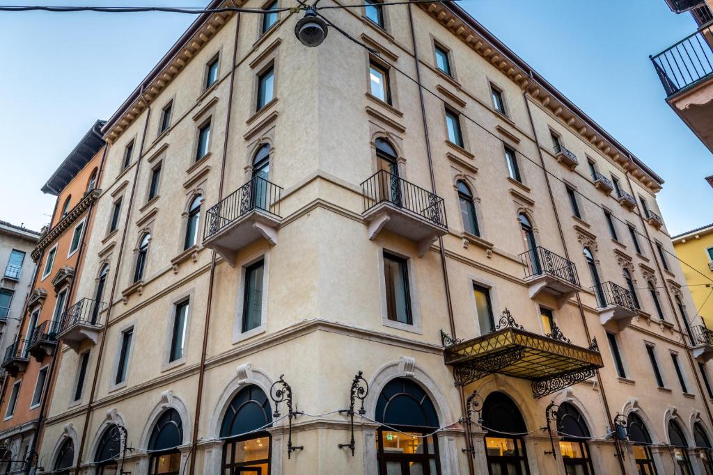 Boasting a bar, Boutique Hotel Touring is situated in Verona, 150 metres from Piazza delle Erbe.