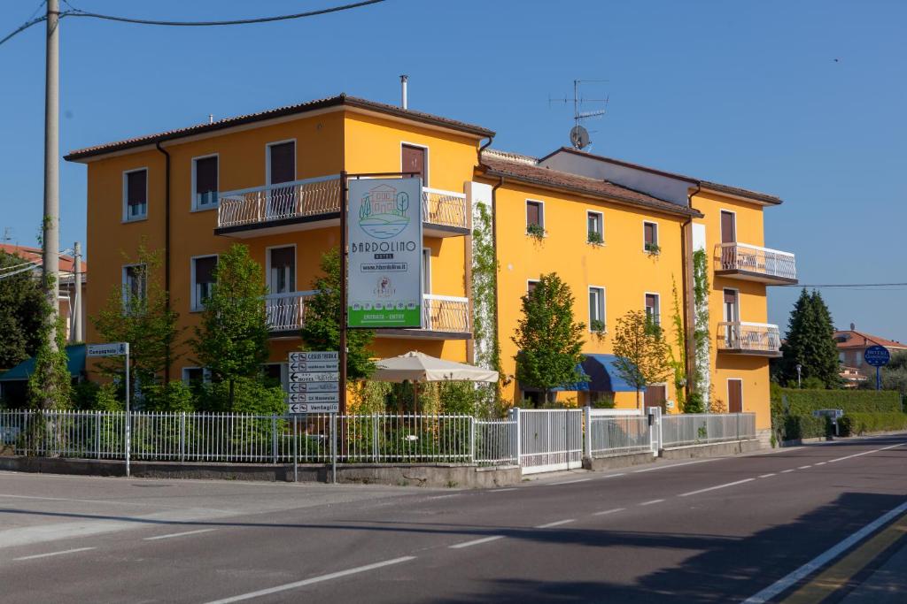 Situé à moins de 100 mètres du lac de Garde, l'Hotel Bardolino se trouve à 10 minutes à pied du centre historique de Bardolino.