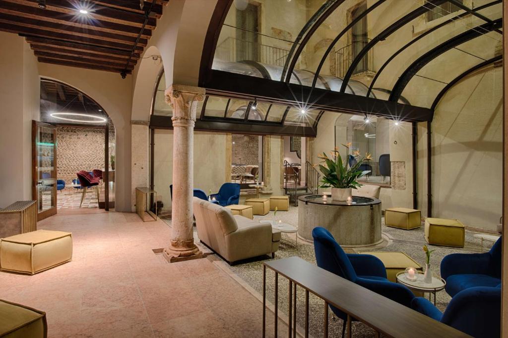 NH Collection Palazzo Verona propose des chambres élégantes avec des murs de couleur pastel, un décor classique et des planchers en bois.