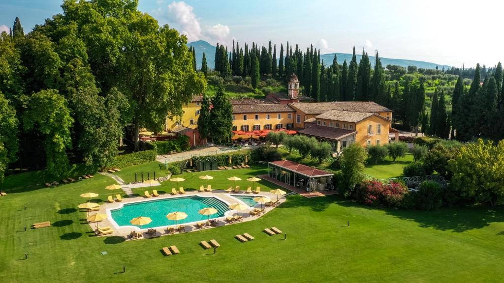 Just a 10-minute drive from Lake Garda, this completely restored Venetian villa of the 16th century offers an outdoor swimming pool with hydromassage area.