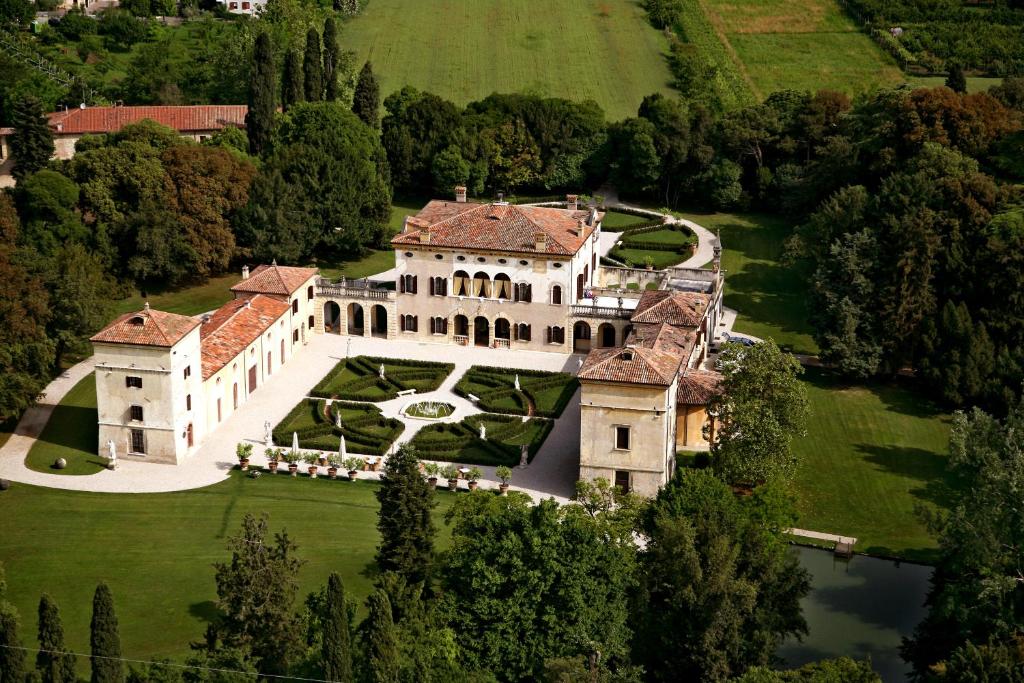 Das raffinierte 4-Sterne-Hotel Villa Giona ist eine Villa aus dem 16. Jahrhundert und bietet elegante Zimmer im klassischen Stil mit antiken Holzmöbeln.