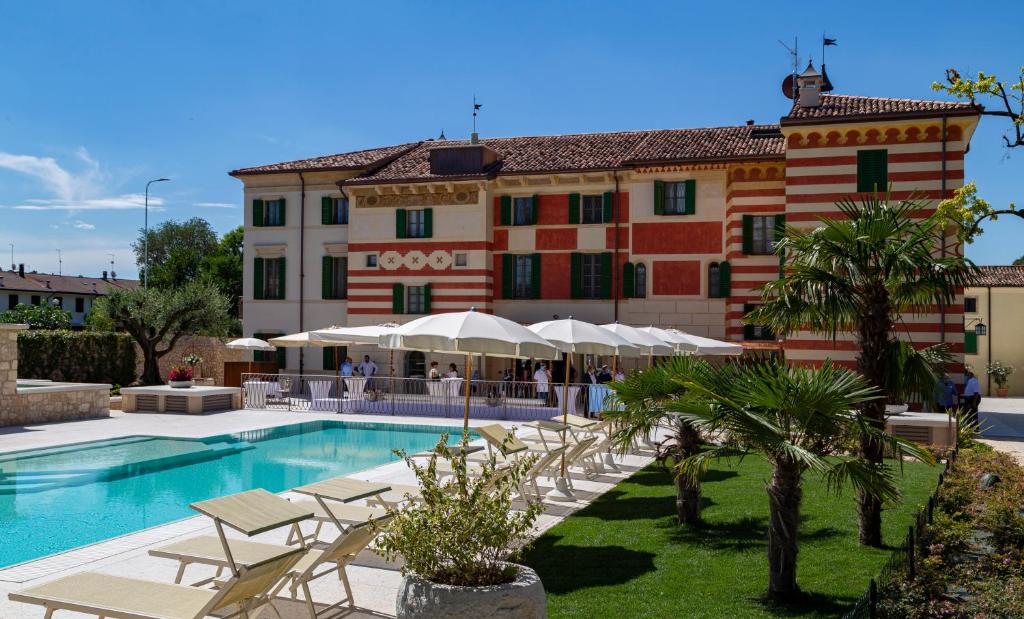 Set in a private park, Boutique Hotel Villa Zoppi - Adults only features a seasonal outdoor swimming pool, a wellness area, a bar and a shared lounge in...