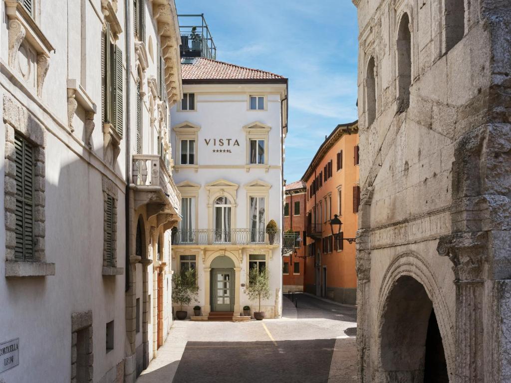 Idéalement situé dans le centre de Vérone, le VISTA Vérone propose des chambres climatisées, une salle de sport, une connexion Wi-Fi gratuite et un salon commun.