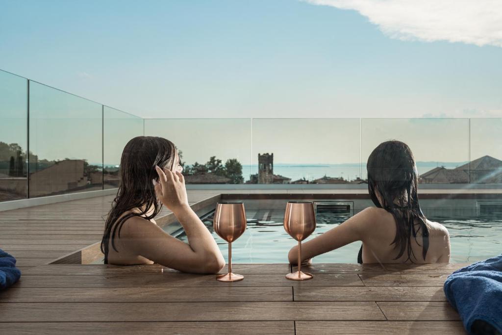 Situated in Bardolino, 11 km from Gardaland, WANDERLUST HOTEL - SUITE & SPA - APARTMENTS & VILLAS - Bardolino, Lago di Garda - Verona features...