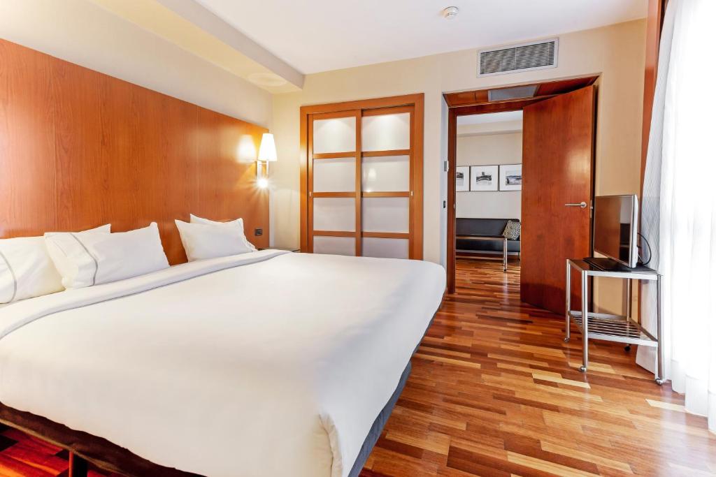 O moderno B&B HOTEL Zaragoza Los Enlaces Estación está estrategicamente localizado perto da Auto-estrada A-2 que liga com Madrid e Barcelona, e também pode...