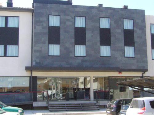 Located just 8 km from central Zaragoza, this hotel is close to the A-2 motorway. It offers modern rooms with free Wi-Fi and a private bathroom.