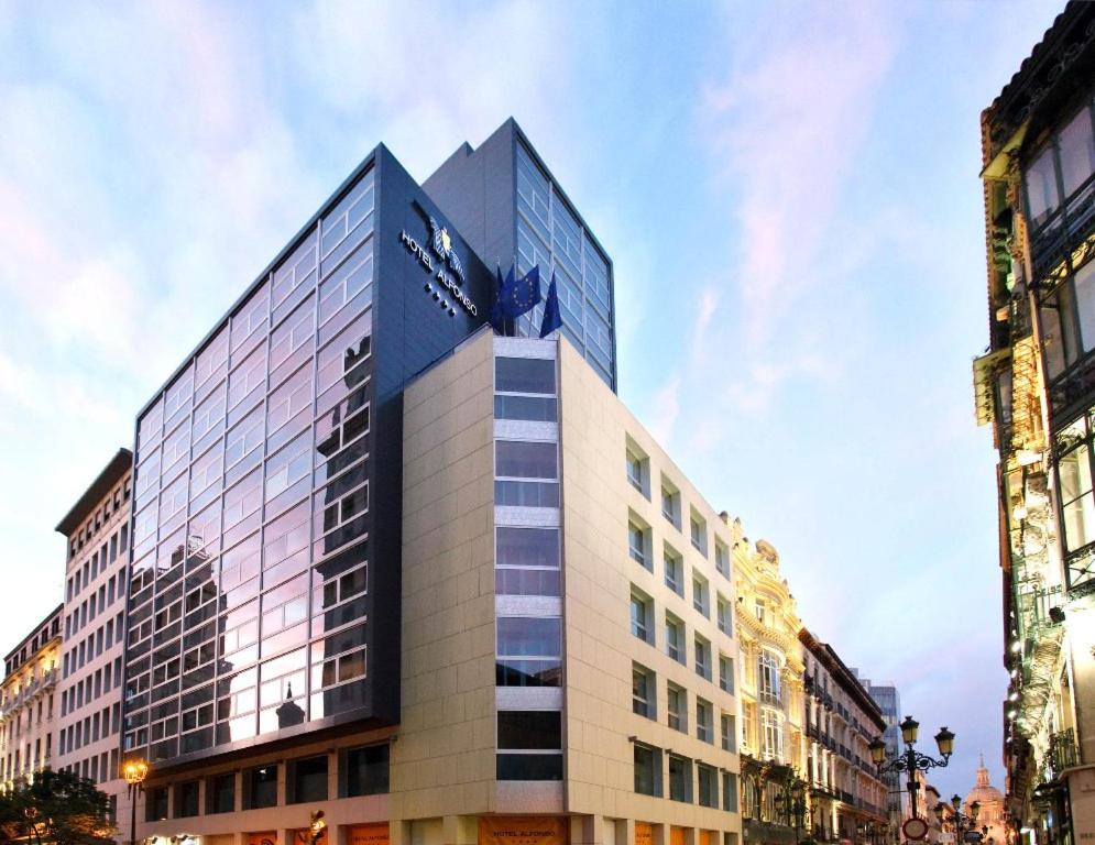 L'Hotel Alfonso propose un hébergement élégant dans la vieille ville de Saragosse, à seulement 500 mètres de la cathédrale et de la célèbre basilique du Pilar.