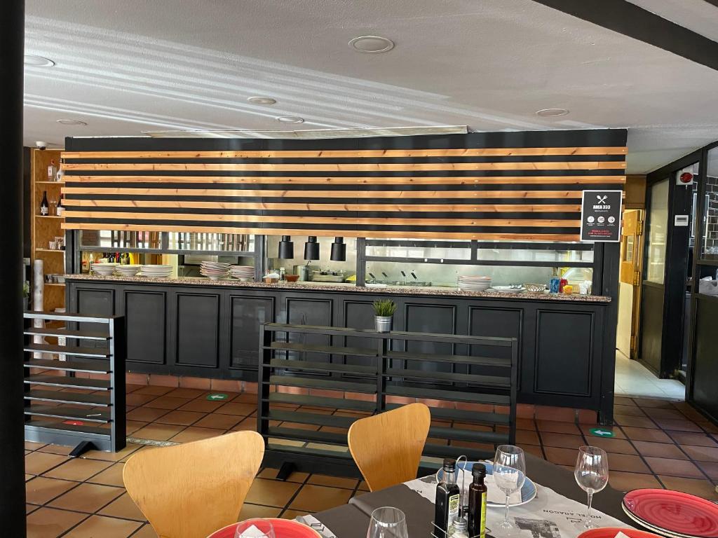 Situado em Puebla de Alfindén, a 10 km de Zaragoza, o Hotel Aragón disponibiliza um restaurante, bar e acesso Wi-Fi gratuito em toda a propriedade.
