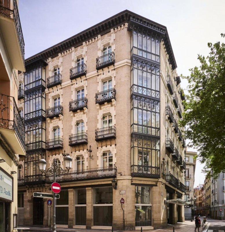 Cataluña El Pilar se encuentra en el casco antiguo de Zaragoza, a 2 minutos a pie del mercado central y de la Basílica del Pilar.