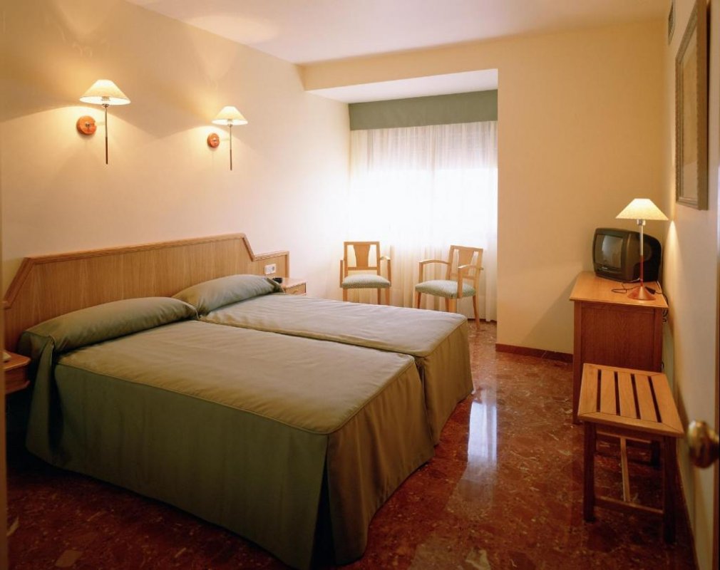 L'Hotel Chané si trova a La Puebla de Alfindén, vicino a 2 parchi business e a soli 12 km da Saragozza. Ristorante e connessione Wi-Fi gratuita in tutta la struttura.