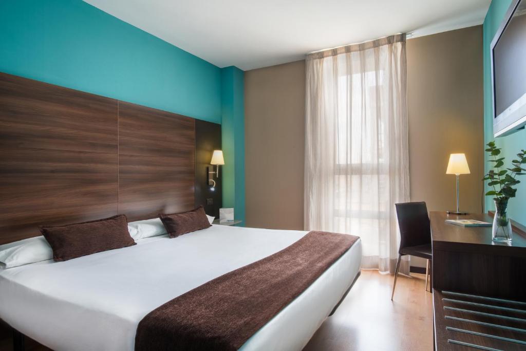 Just a 5-minute drive from Zaragoza Airport, Eurostars Rey Fernando offers free Wi-Fi, free parking and a restaurant.
