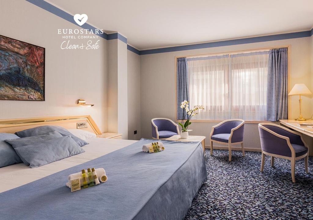 Questo elegante hotel si trova in posizione centrale a 20 minuti a piedi dal centro storico di Zaragoza e vanta un'imponente lobby in marmo con mostre d'arte permanenti.