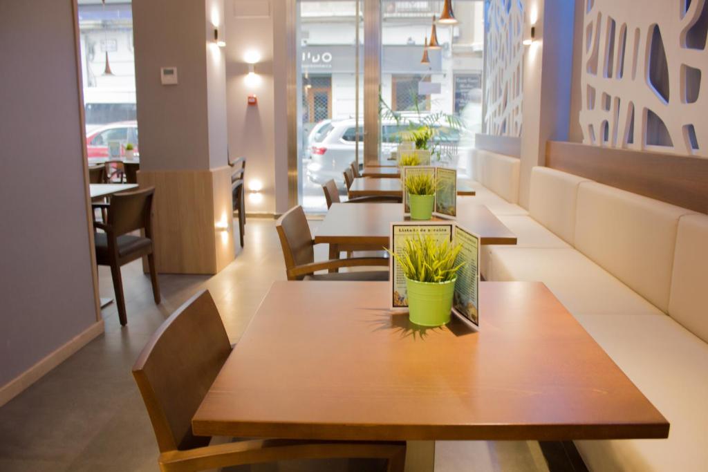 Situado en el centro de la interesante e histórica ciudad de Zaragoza, este hotel ofrece un alojamiento confortable junto con...