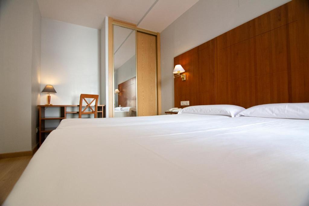 El Hotel Hispania se encuentra en el centro de Zaragoza, junto a las murallas romanas de la ciudad y a solo 450 metros de la basílica de El Pilar.