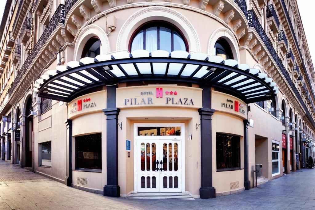 Situé dans un bâtiment classé du XIXe siècle dans la vieille ville de Saragosse, l'Hotel Pilar Plaza offre une vue sur El Pilar Bascilica, situé à côté de l'hôtel.