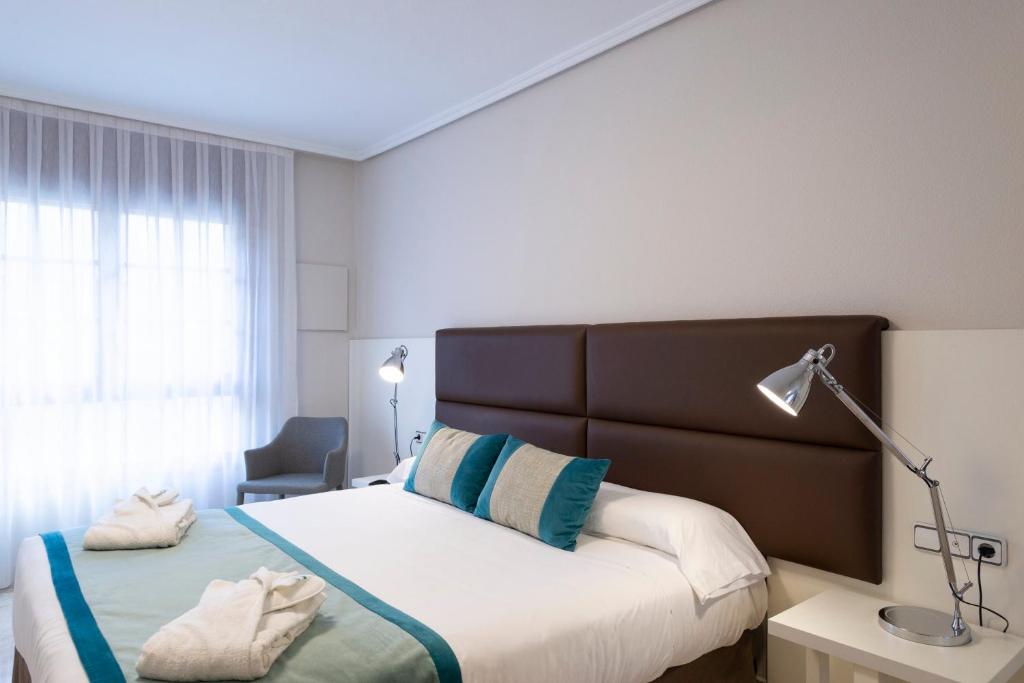 Located in central Zaragoza 400 metres from Plaza España, Aparthotel Los Girasoles offers great views of El Pilar Basilica from its roof terrace.