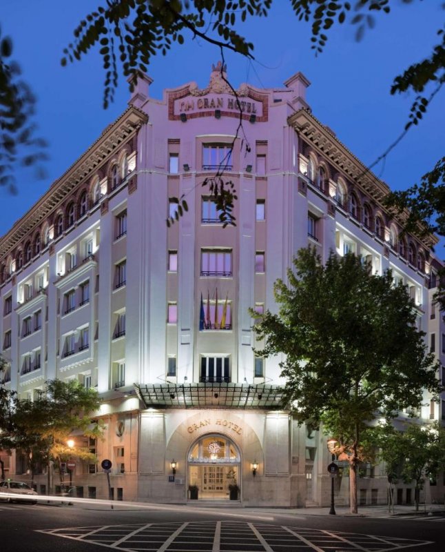 Coleção NH Gran O Hotel de Zaragoza é um edifício histórico com um impressionante hall de entrada e lustre.