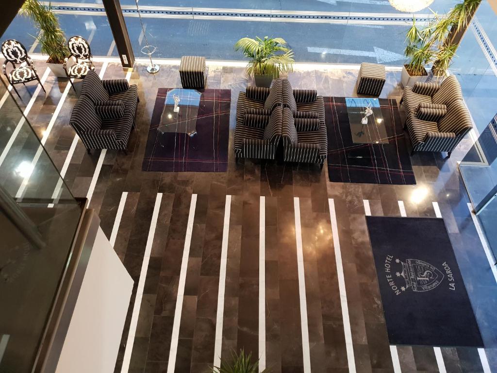 Conveniently located on the edge of A-23 motorway, this hotel is set on the outskirts of Zaragoza.