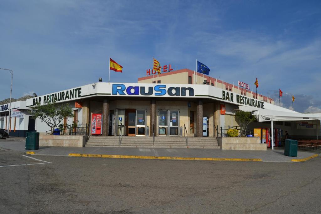 El Rausan, situado junto a la autopista AP2, ofrece una cafetería abierta las 24 horas, aparcamiento gratuito y habitaciones con aire acondicionado, conexión Wi-Fi gratuita y TV vía satélite.