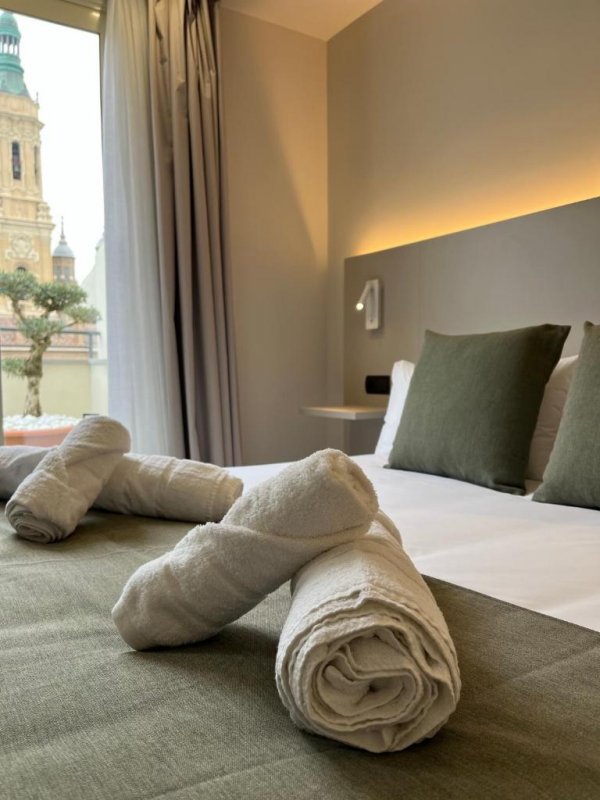 El AZ Hotel San Valero está situado en el barrio del casco antiguo de Zaragoza, a 200 metros del Ebro, a 400 metros del Foro Romano y a 700 metros...