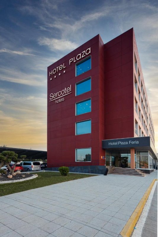 Das Sercotel Plaza Feria liegt neben dem PLAZA, dem größten Logistikpark Europas, und bietet kostenfreie Parkplätze im Freien, kostenfreies WLAN und moderne Zimmer mit Flachbild-TV.