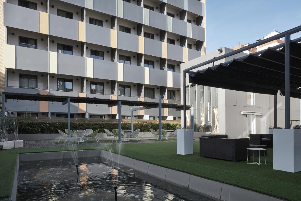 This hotel in central Zaragoza is 150 metres from Plaza España and a 9-minute walk from La Seo Cathedral and from El Pilar Basilica.