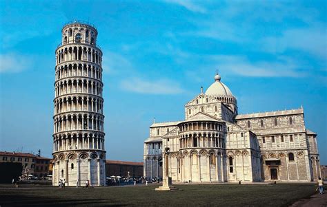 Torre pendente di Pisa, Il famoso campanile inclinato della Cattedrale.