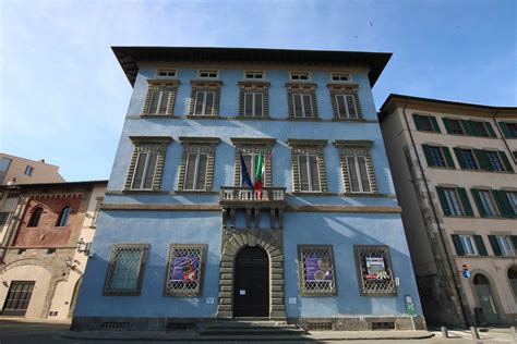 Palazzo Blu, Un vibrante palazzo blu trasformato in un grande museo d'arte.