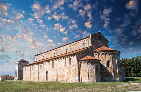 Basilica di San Piero a Grado, Una basilica storica situata nella periferia dove San Pietro presumibilmente atterrato.
