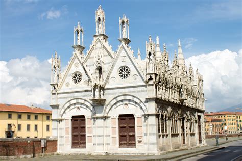 Chiesa di Santa Maria della Spina, Una piccola chiesa gotica ornata che siede sulla riva dell'Arno.