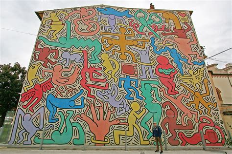 Tuttomondo di Keith Haring, Un murale enorme e colorato che celebra la pace nel mondo.